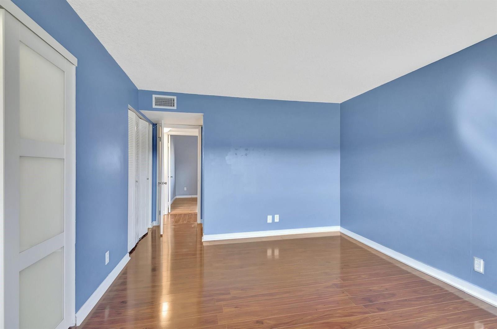 Ver detalles 303 2 / 2 979 sq. ft. $ 2026-06-21 0 foto