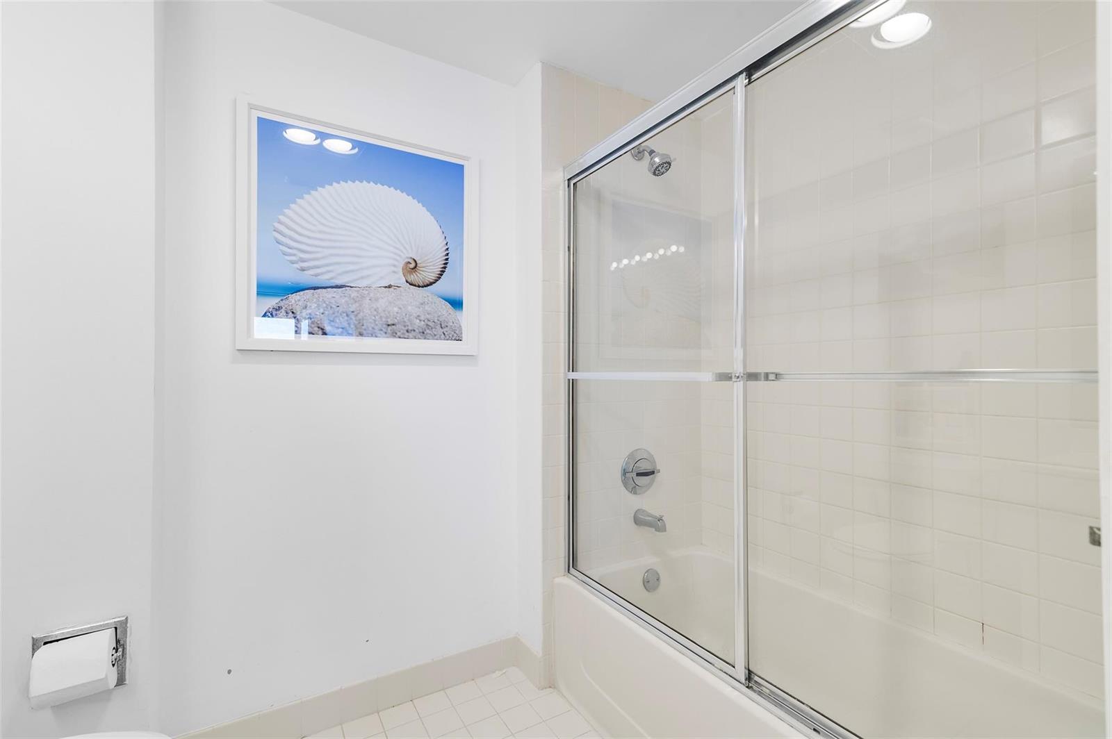 Photo of 20185 Country Club  #901, Aventura, Florida, 33180 - Combination Tub and Shower