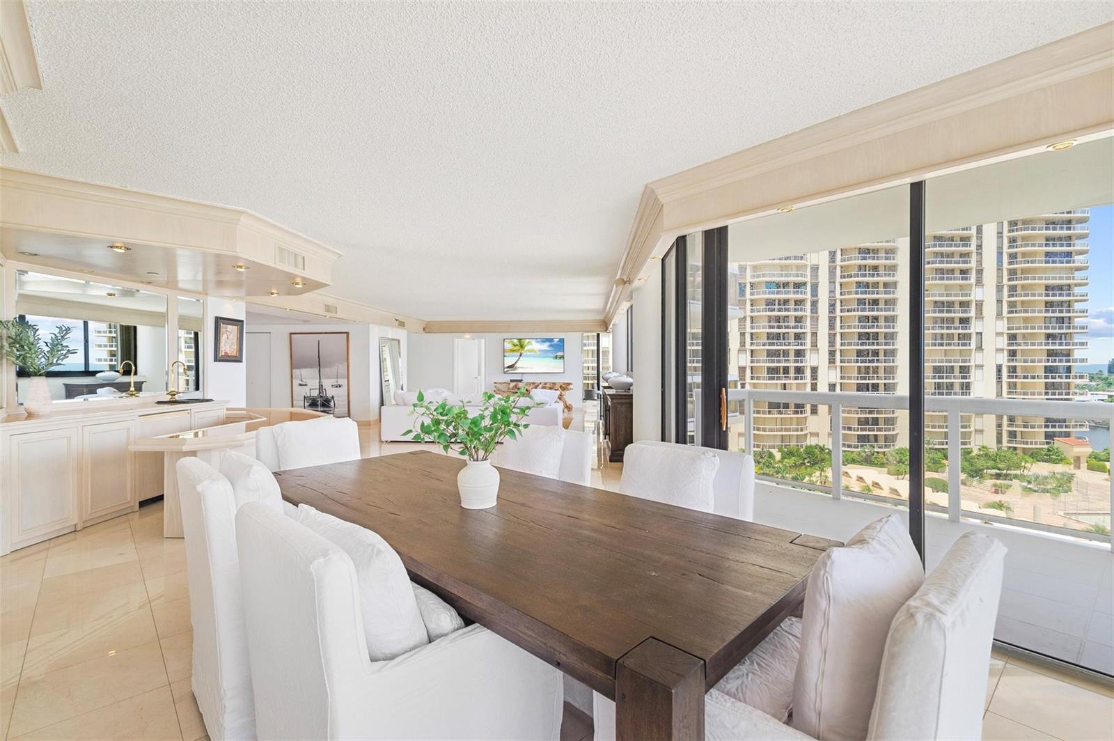 Photo of 20185 Country Club  #901, Aventura, Florida, 33180 - Nice size dining area