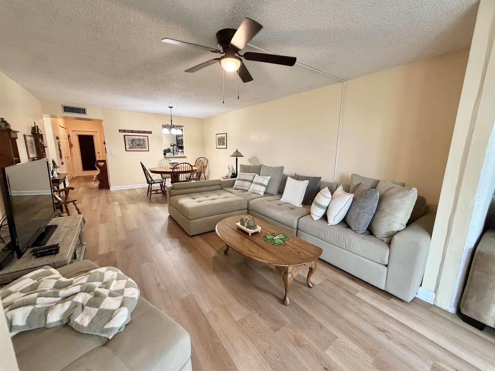 Ver detalles 204 1 / 2 960 sq. ft. $ 2026-03-13 0 foto