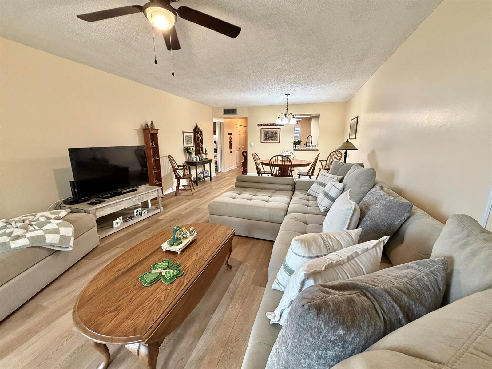 Ver detalles 204 1 / 2 960 sq. ft. $ 2026-03-13 0 foto