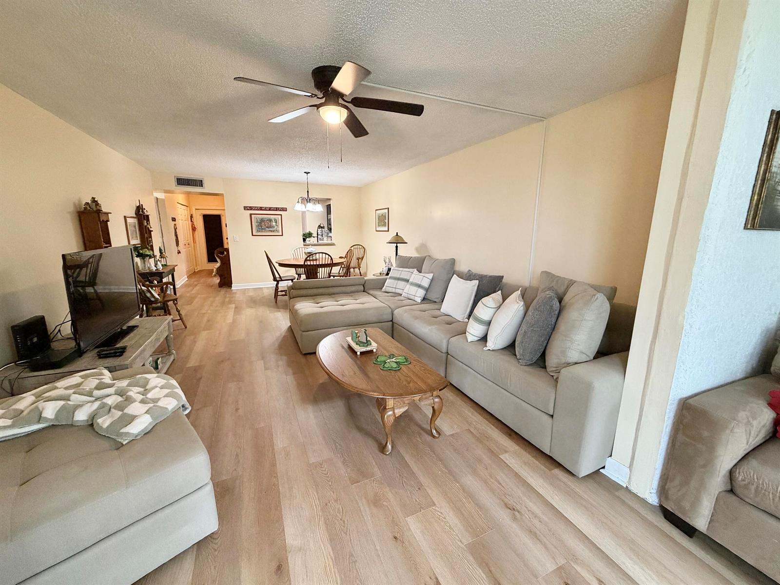 Ver detalles 204 1 / 2 960 sq. ft. $ 2026-03-13 0 foto