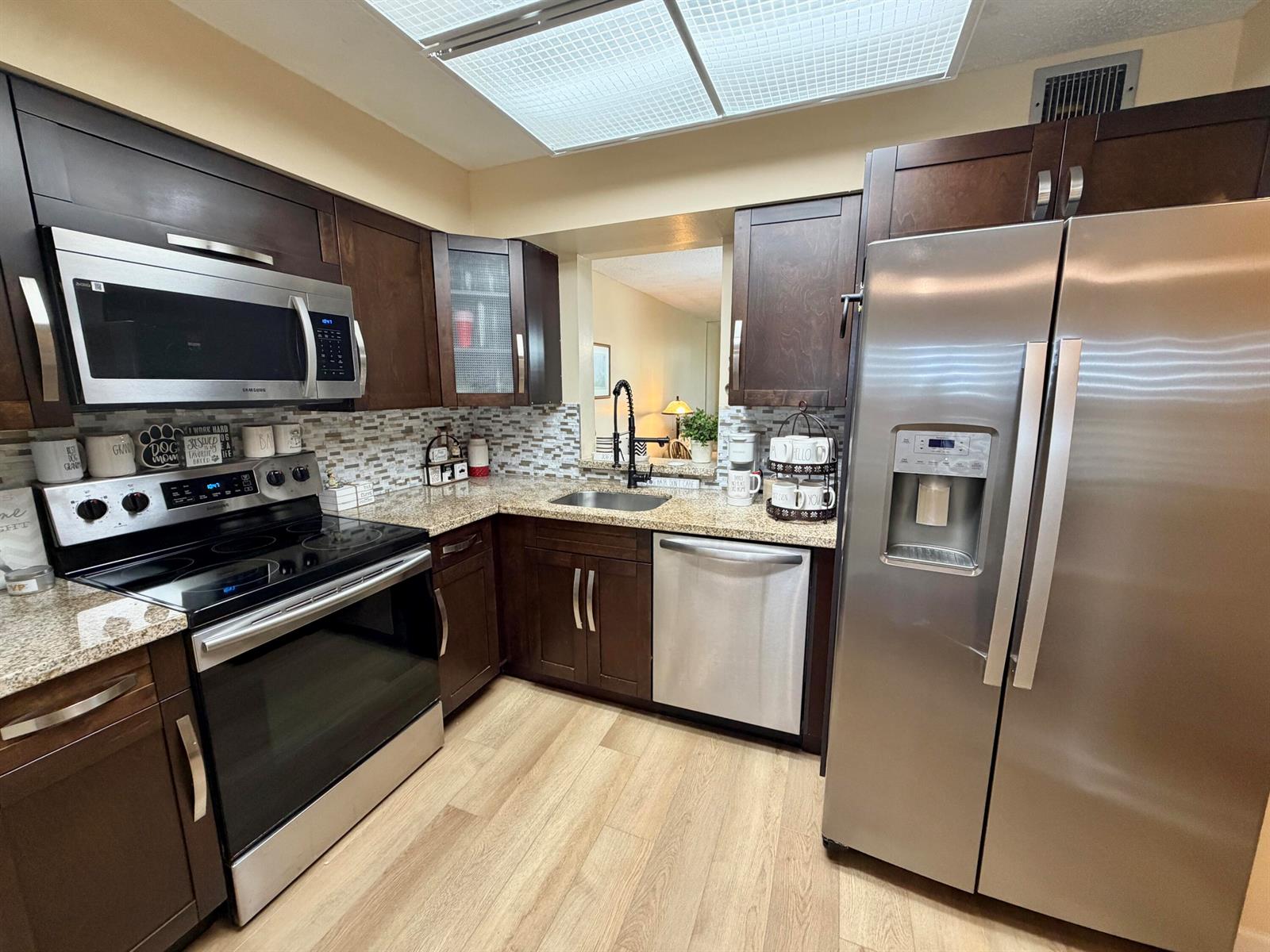 Ver detalles 204 1 / 2 960 sq. ft. $ 2026-03-13 0 foto