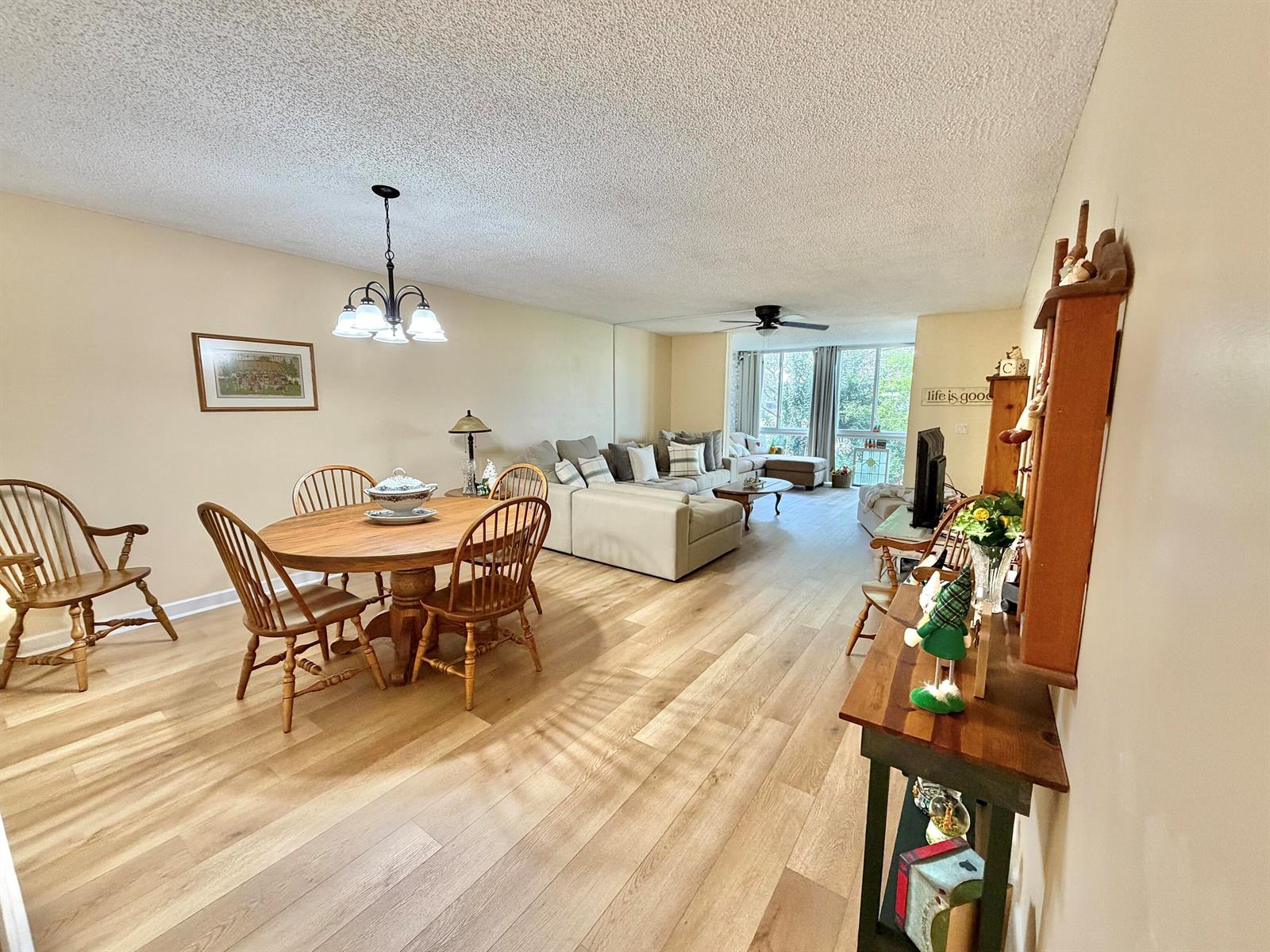 Ver detalles 204 1 / 2 960 sq. ft. $ 2026-03-13 0 foto