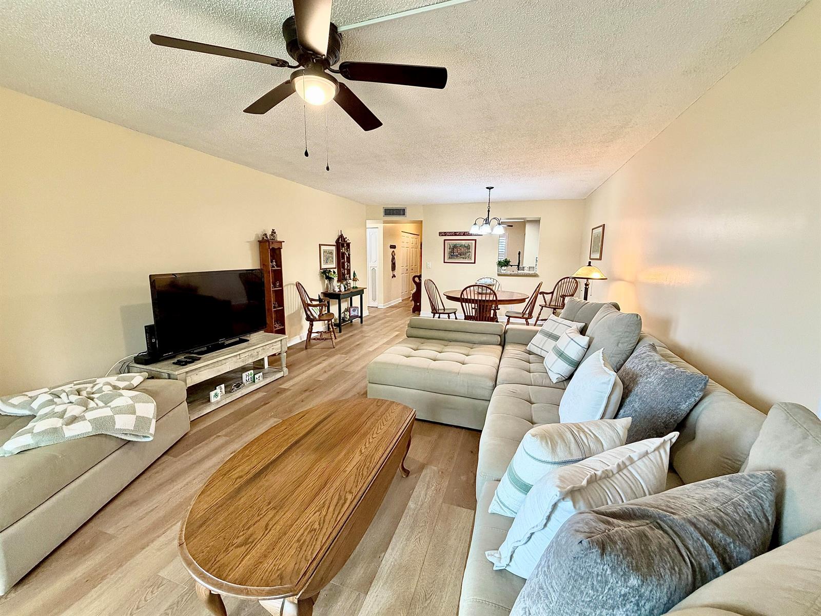 Ver detalles 204 1 / 2 960 sq. ft. $ 2026-03-13 0 foto