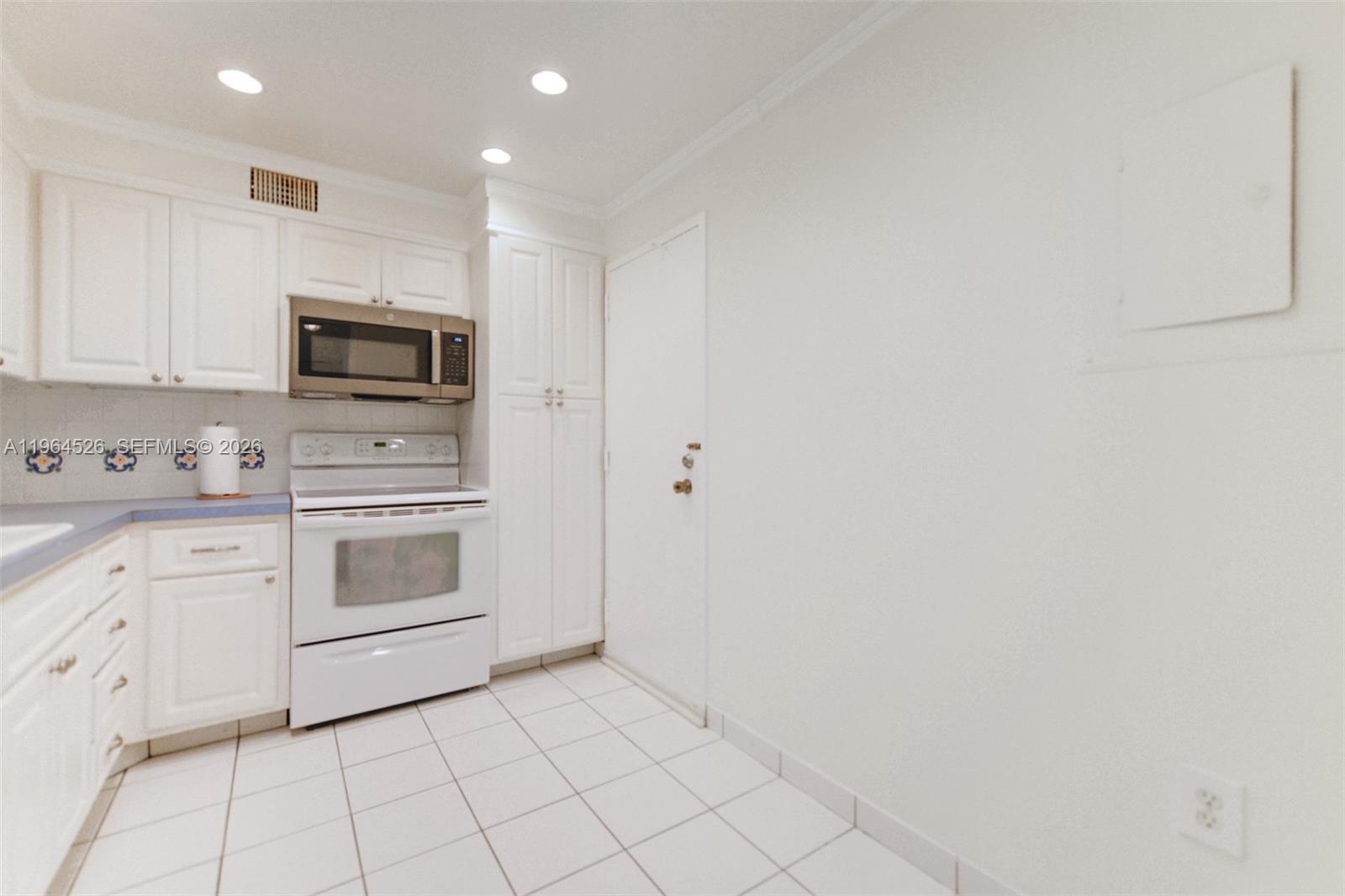 9C 1 / 2 870 sq. ft. $ 2026-02-12 0 Photo