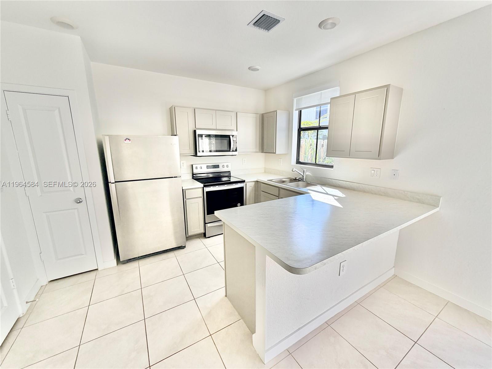 See details 442 3 / 3 1428 sq. ft. $ 2026-07-14 0 Photo