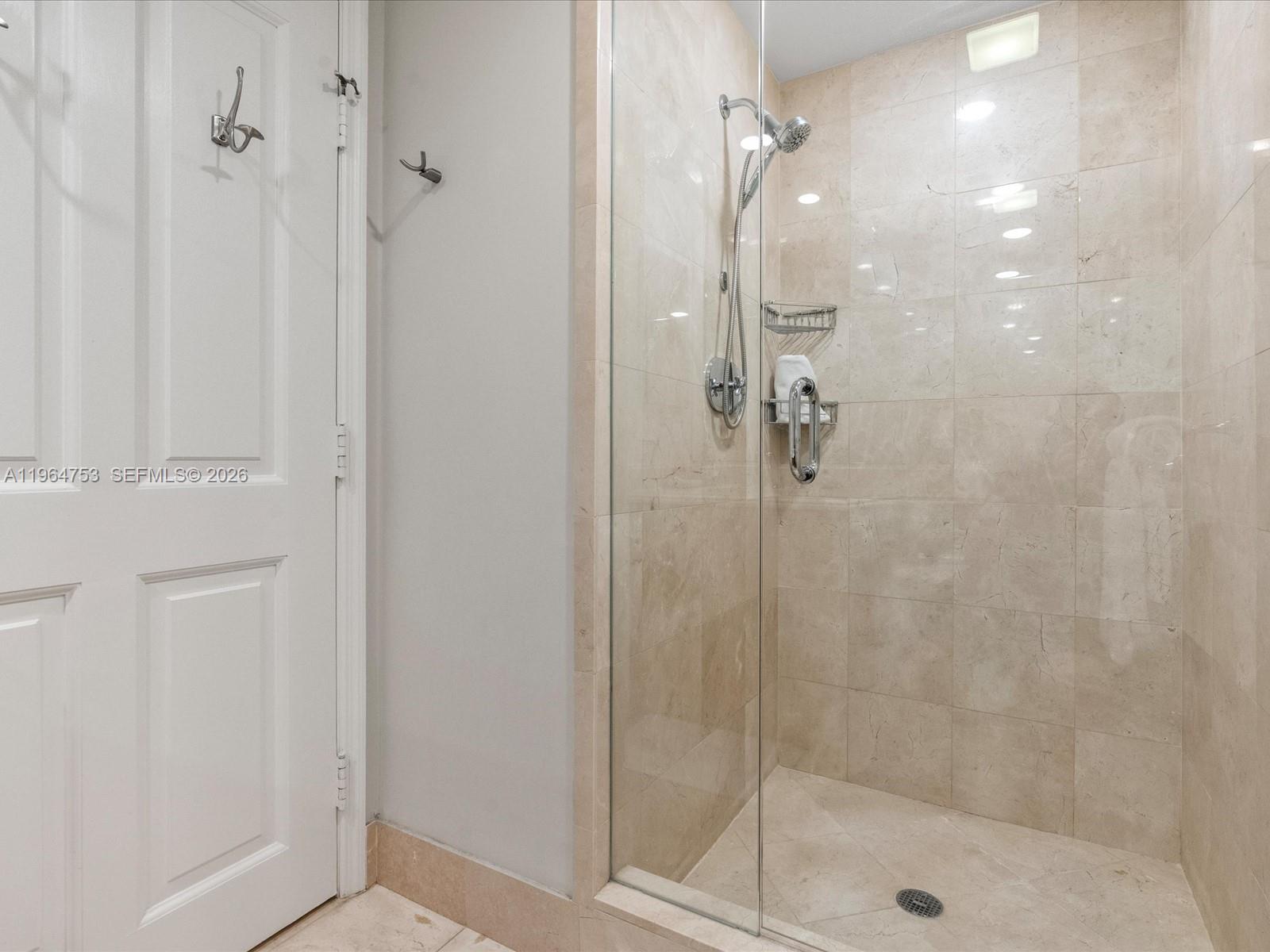 Ver detalles 4405 3 / 3 2214 sq. ft. $ 2026-05-05 0 foto