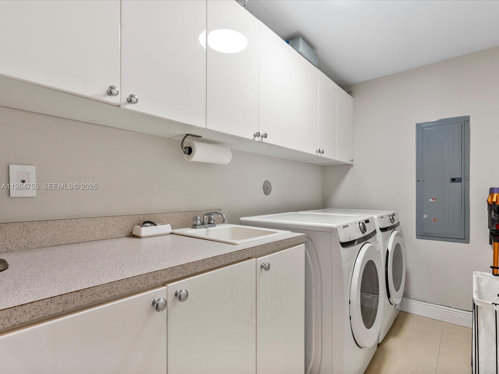 Ver detalles 4405 3 / 3 2214 sq. ft. $ 2026-05-05 0 foto