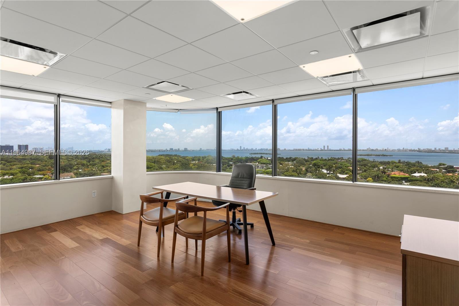 PH000  /   кв.футов $ 2026-02-13 0 Фото