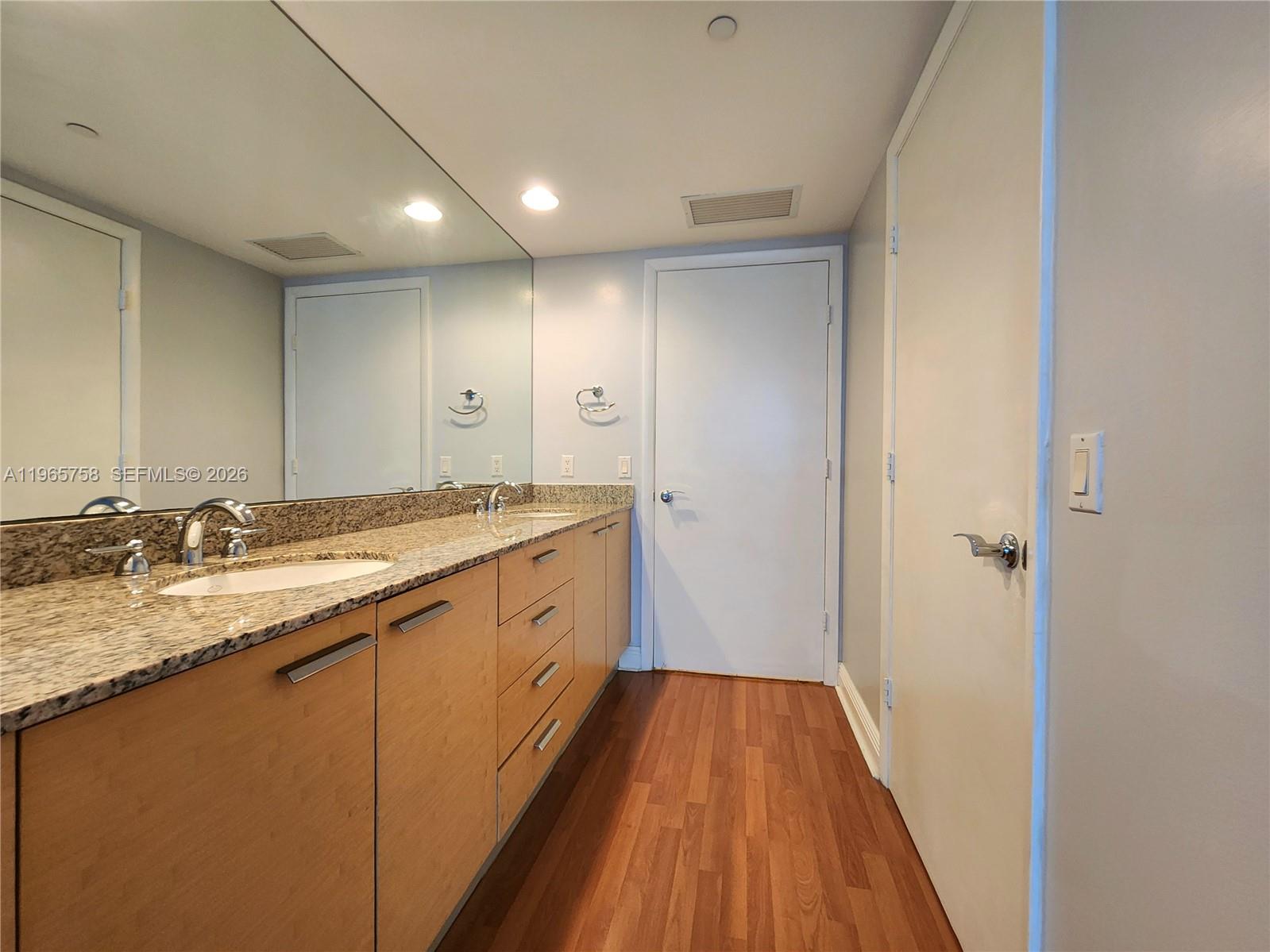 2406 2 / 1 1086 sq. ft. $ 2026-04-30 0 foto