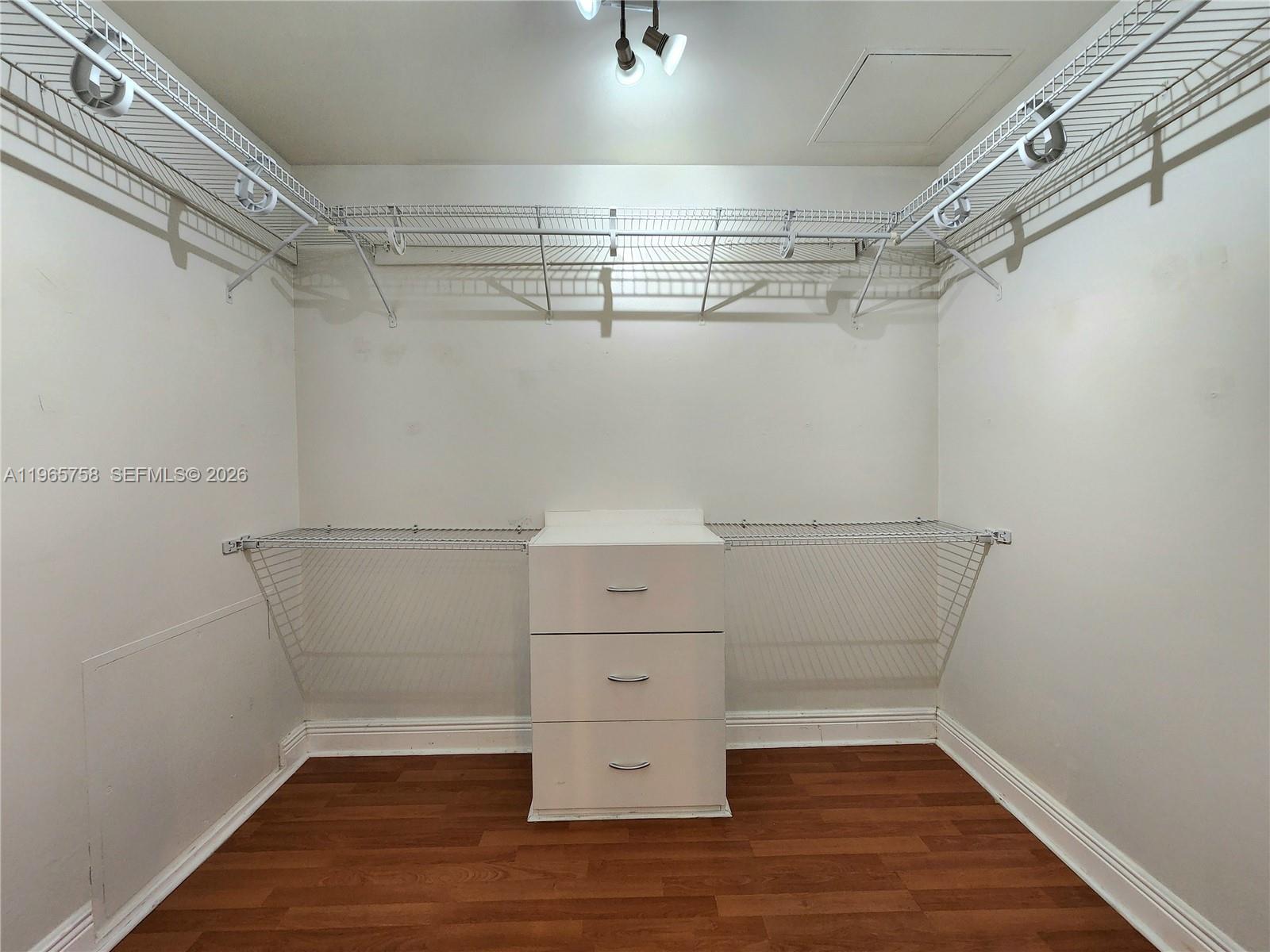 2406 2 / 1 1086 sq. ft. $ 2026-04-30 0 foto