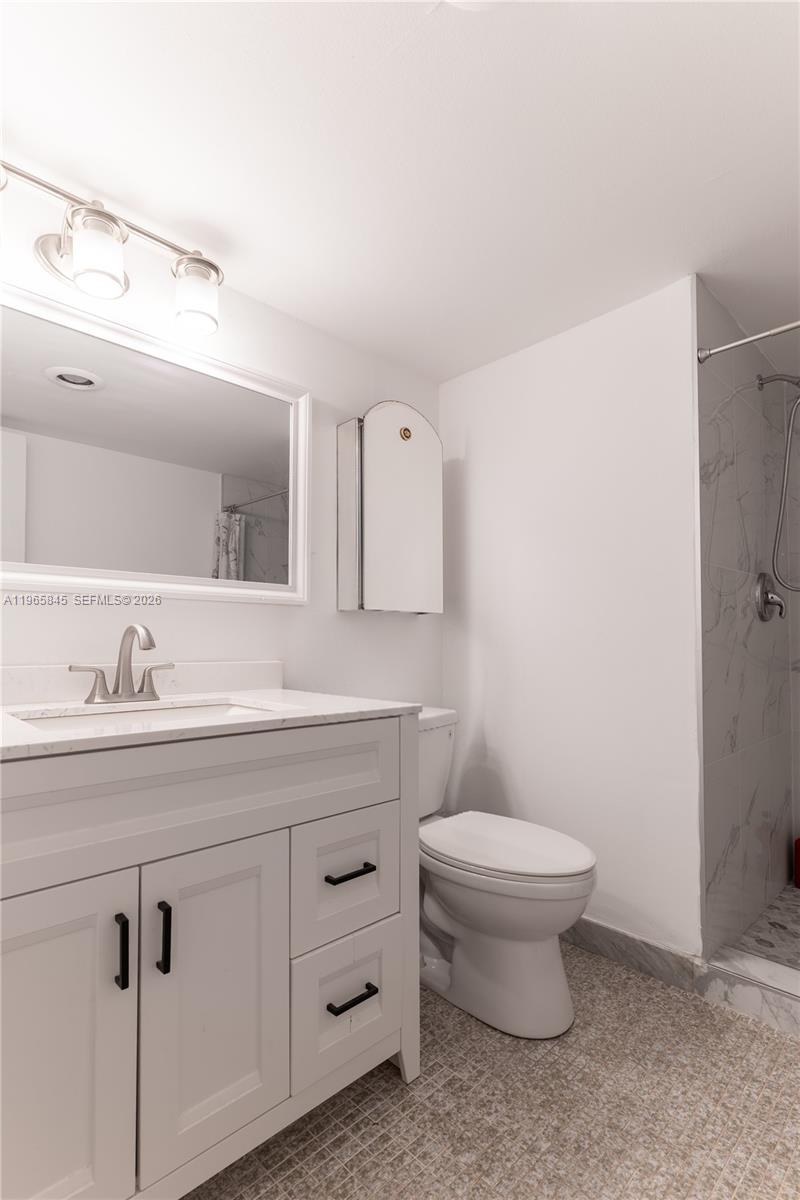 Photo of 427 Golden Isles Dr #16F, Hallandale Beach, Florida, 33009 - Guest Bathroom