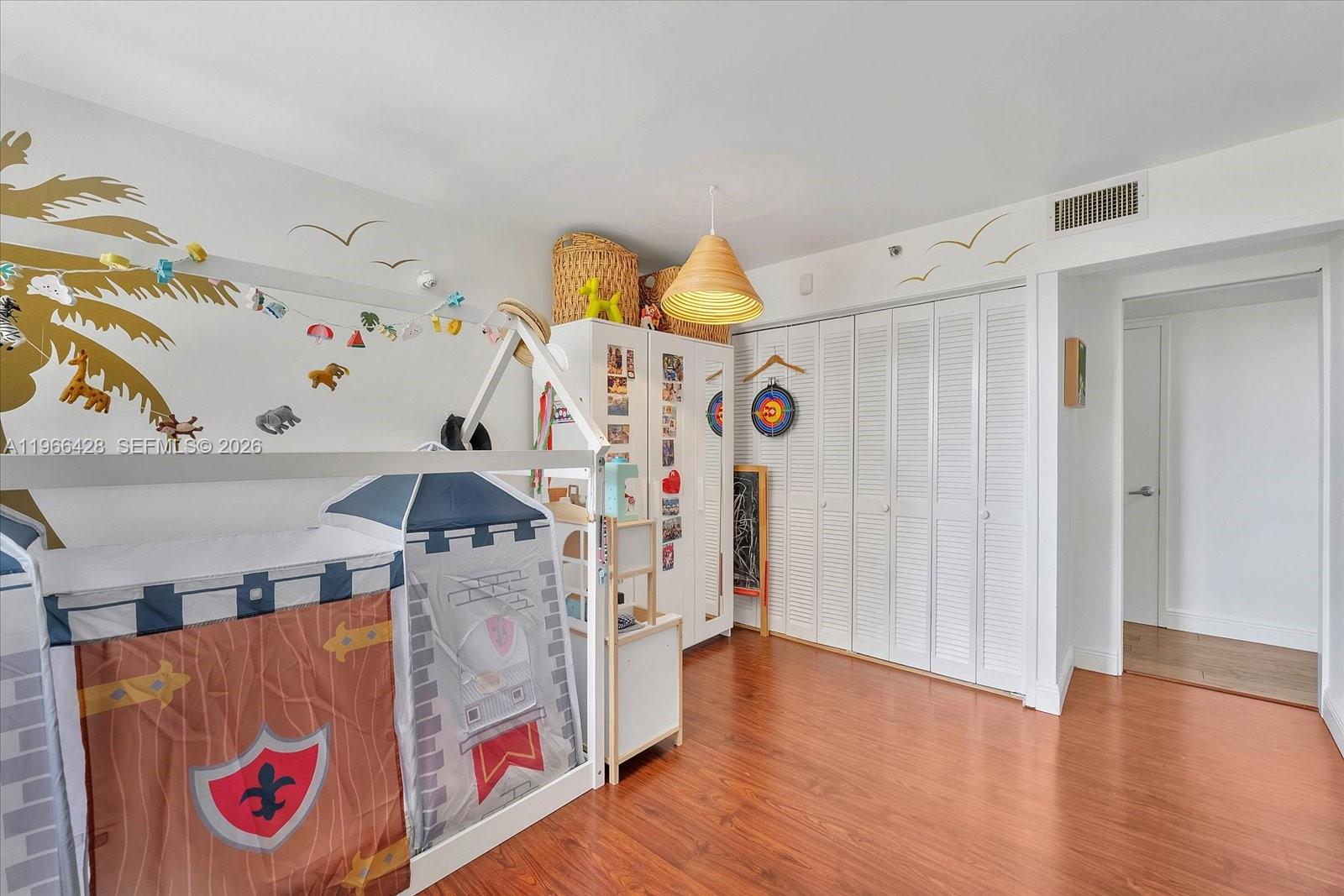 Ver detalles 301 2 / 2 1400 sq. ft. $ 2026-02-16 0 foto