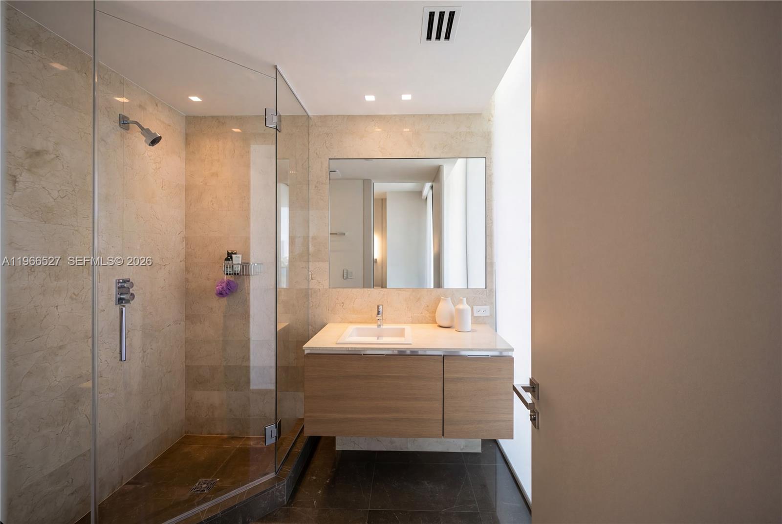 9 4 / 6 4992 кв.футов $ 2026-02-16 0 Фото