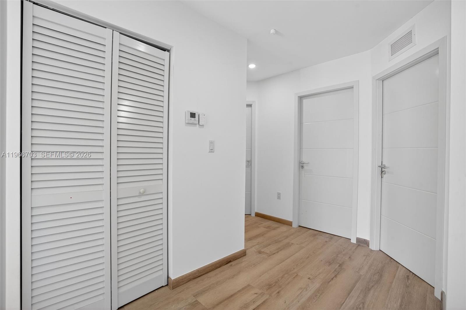   /   кв.футов $ 2026-02-17 0 Фото