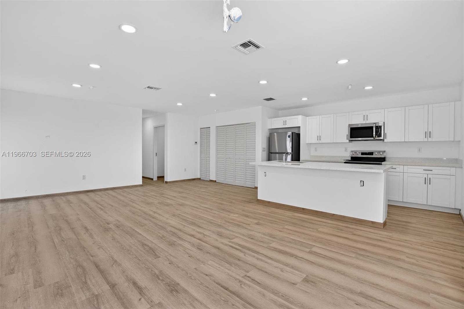   /   кв.футов $ 2026-02-17 0 Фото