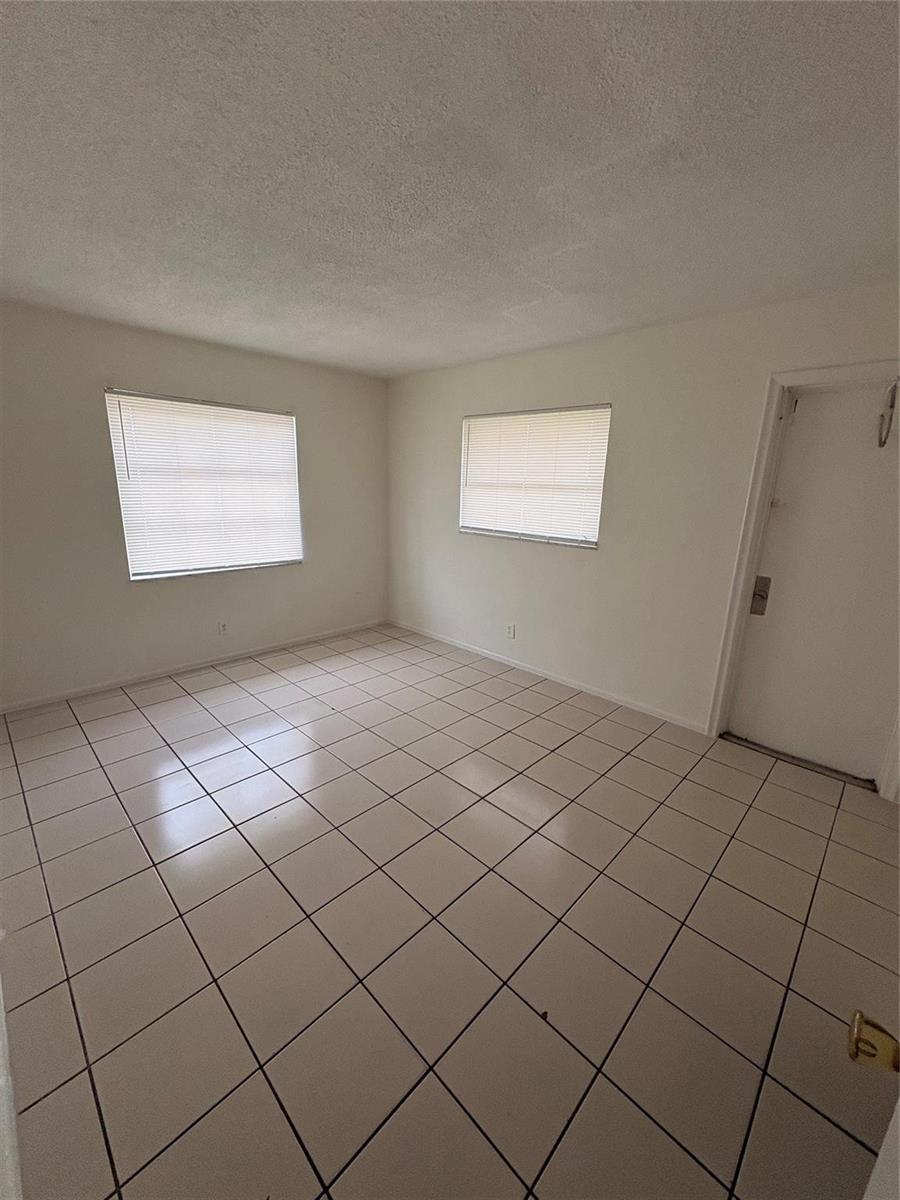 Ver detalles / 0 3525 sq. ft. $ 2026-06-21 0 foto