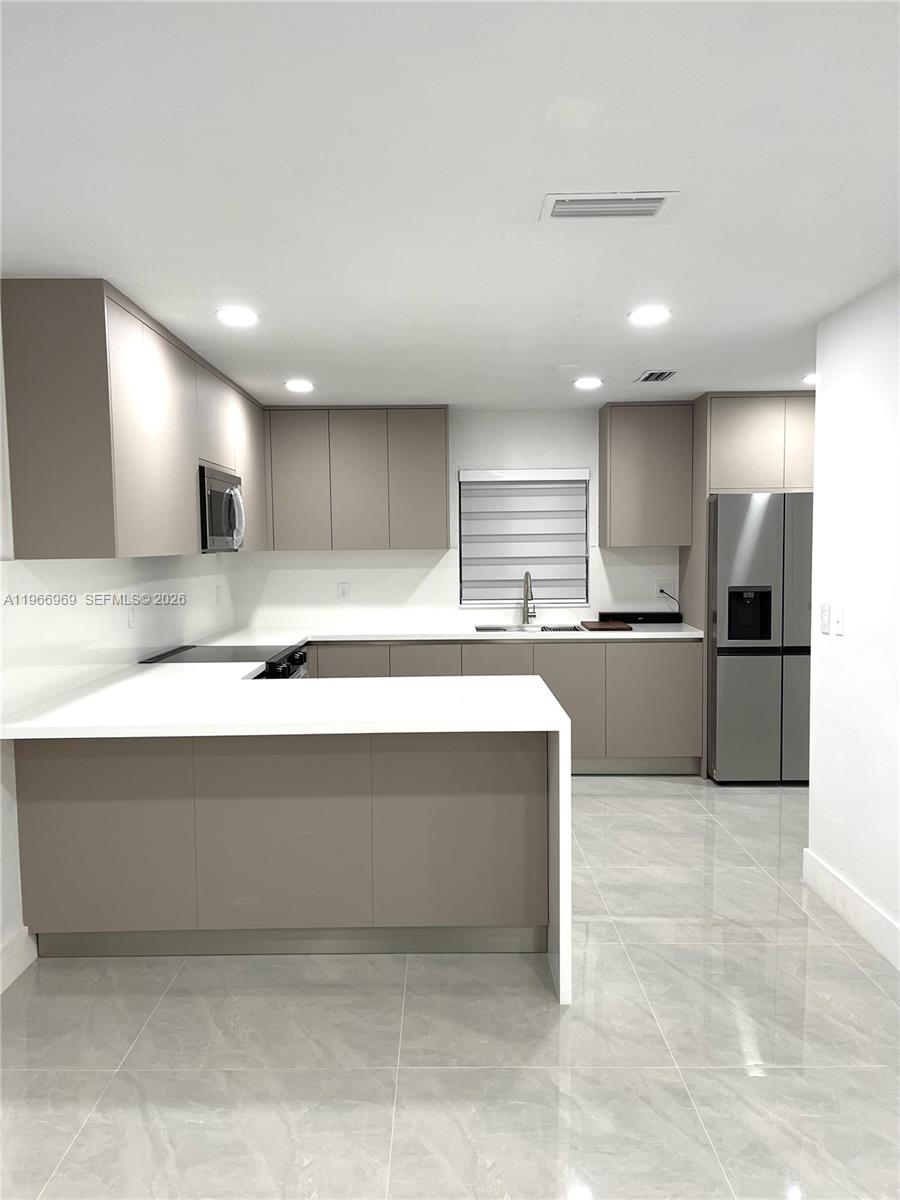   /  2403 sq. ft. $ 2026-02-17 0 foto