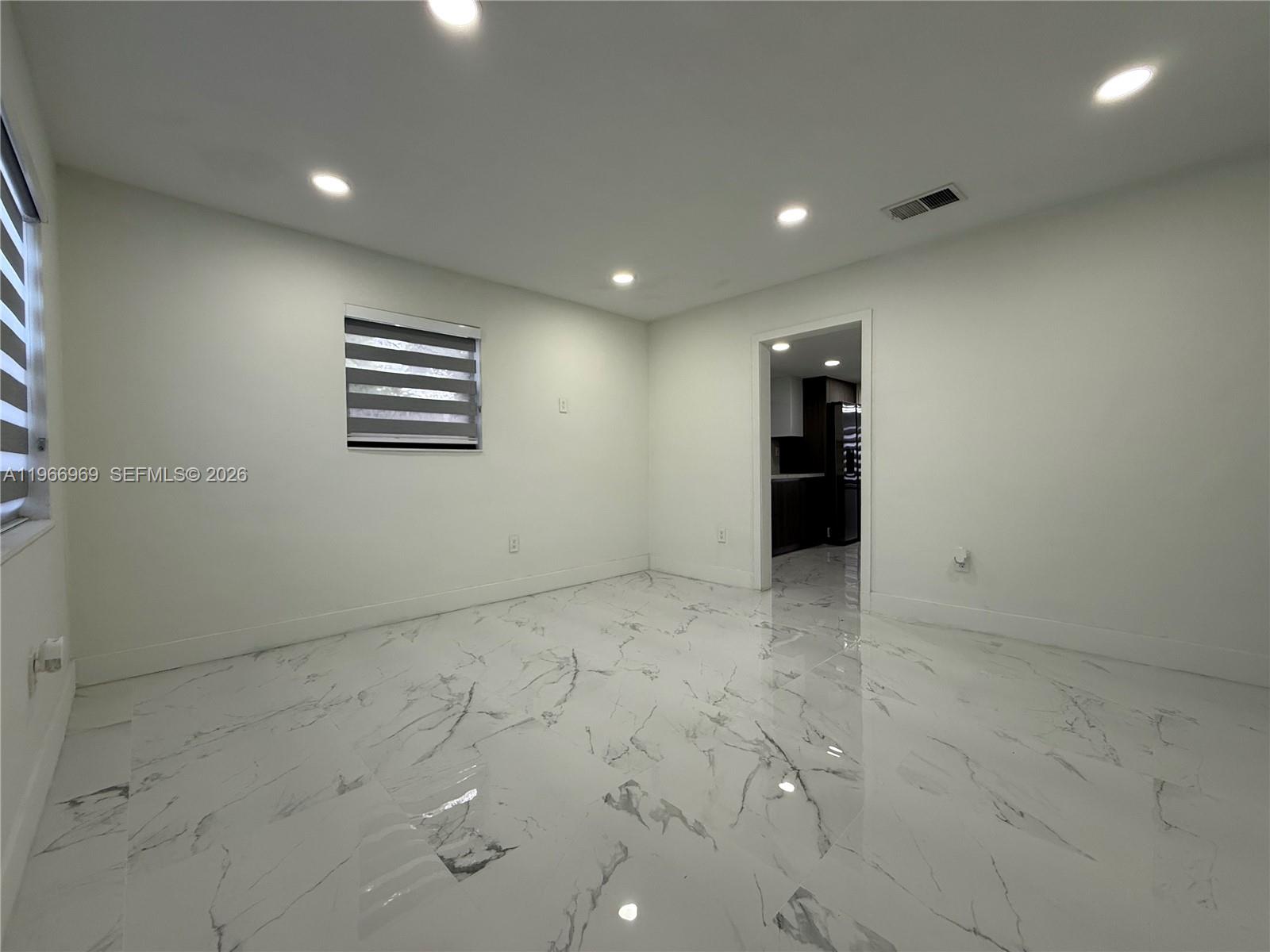   /  2403 sq. ft. $ 2026-02-17 0 foto