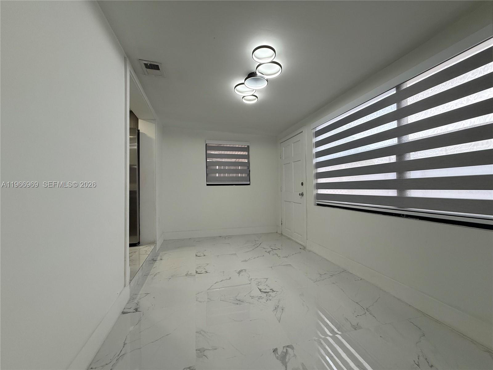   /  2403 sq. ft. $ 2026-02-17 0 foto