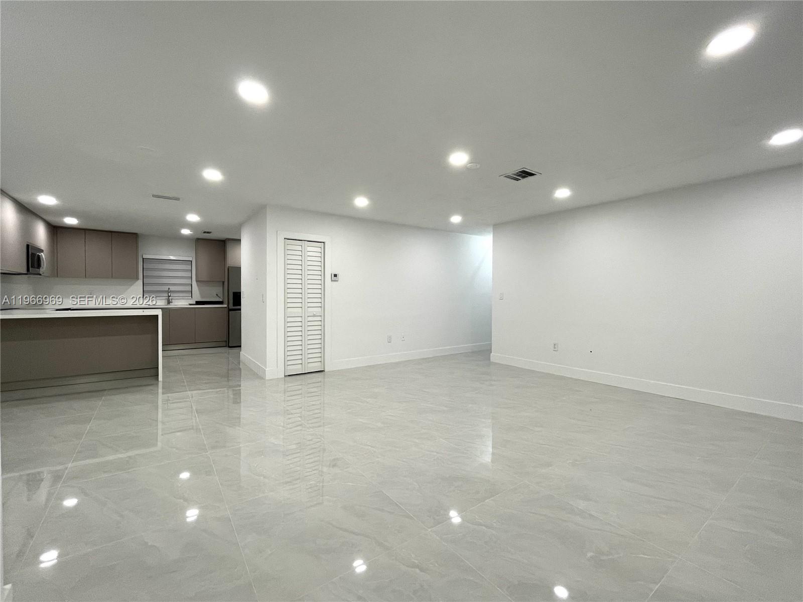   /  2403 sq. ft. $ 2026-02-17 0 foto