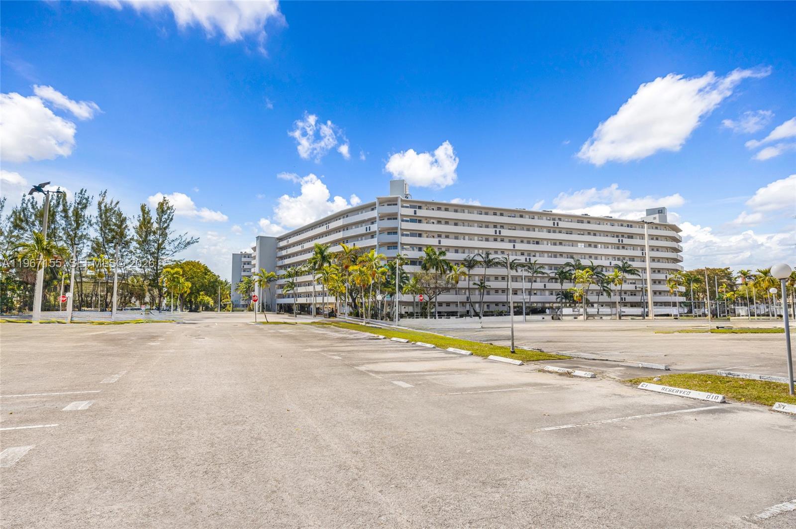 326-4 2 / 2 1317 кв.футов $ 2026-02-17 0 Фото