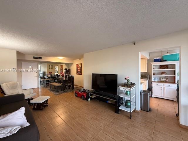 See details 811 2 / 2 1240 sq. ft. $ 2026-02-18 0 Photo