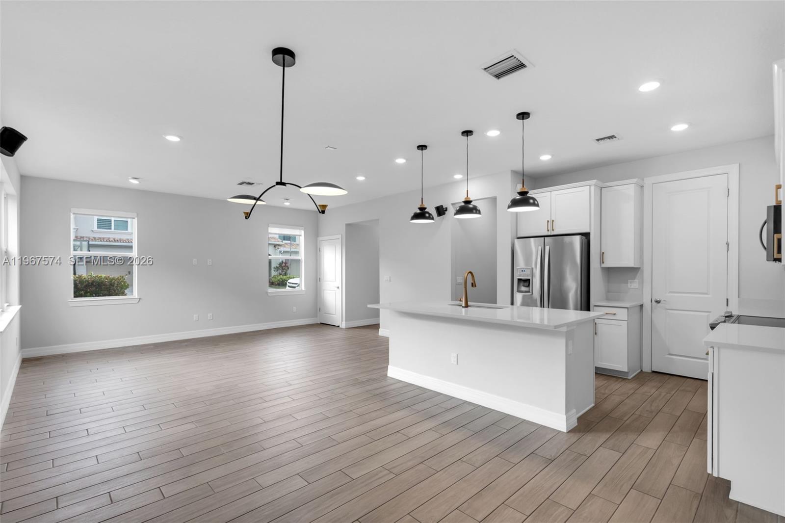 1595 3 / 3 1769 sq. ft. $ 2026-02-18 0 Photo