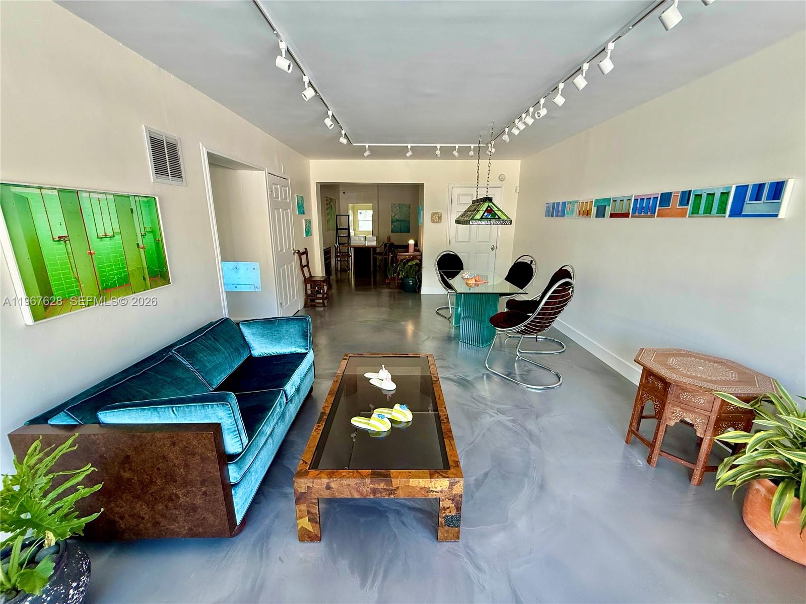   /   кв.футов $ 2026-02-18 0 Фото