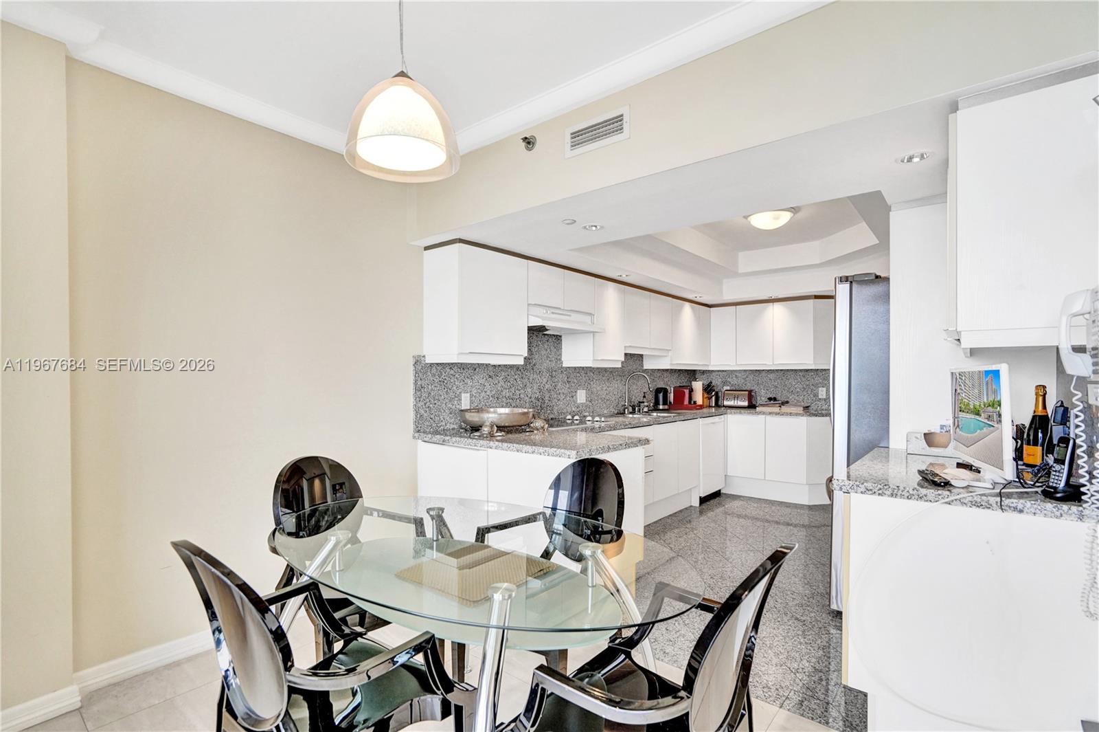 2404 3 / 3 2690 sq. ft. $ 2026-02-18 0 foto