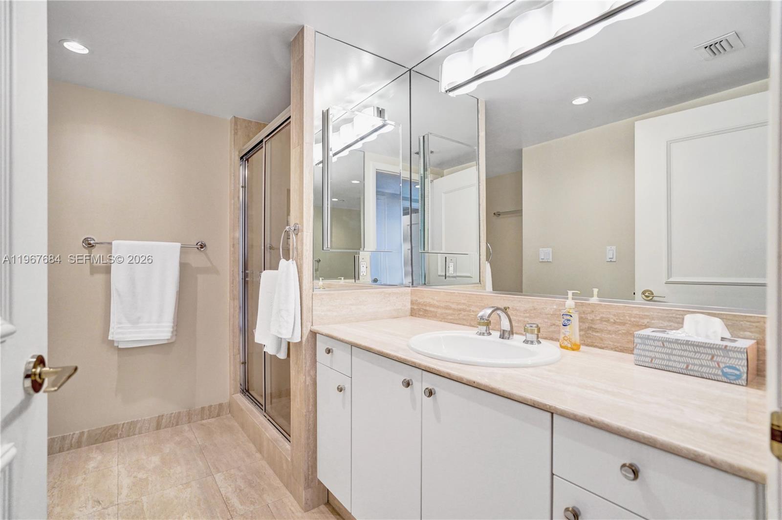 2404 3 / 3 2690 sq. ft. $ 2026-02-18 0 foto