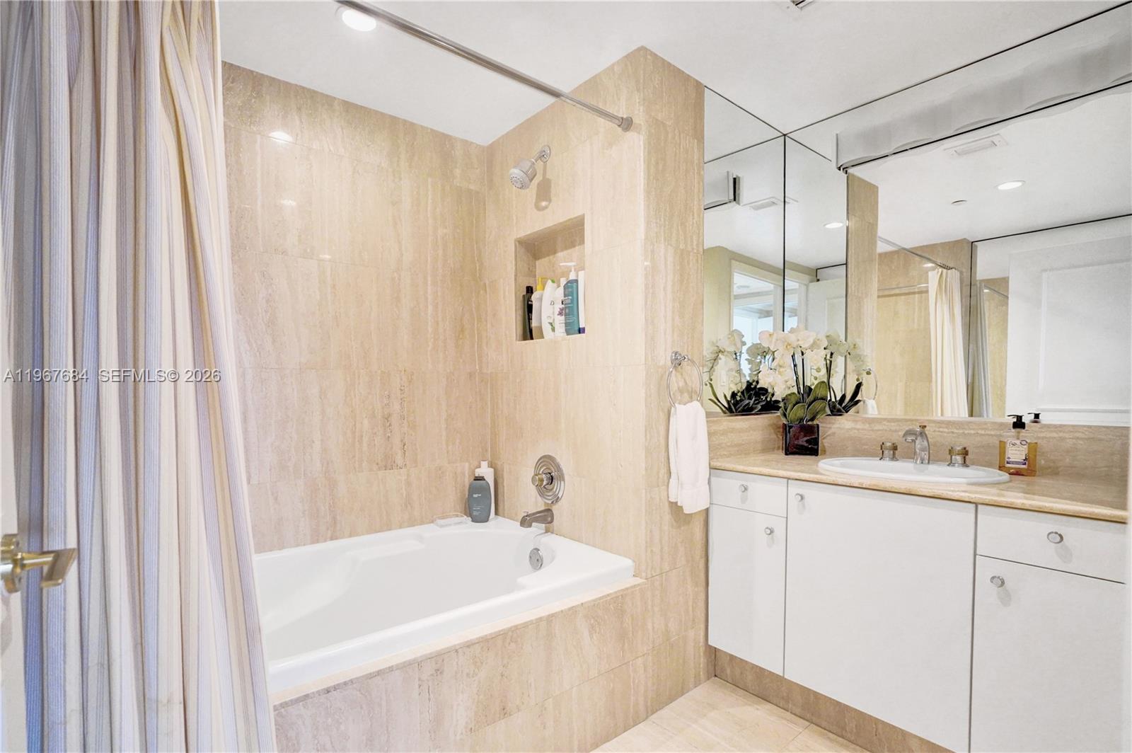 2404 3 / 3 2690 sq. ft. $ 2026-02-18 0 foto