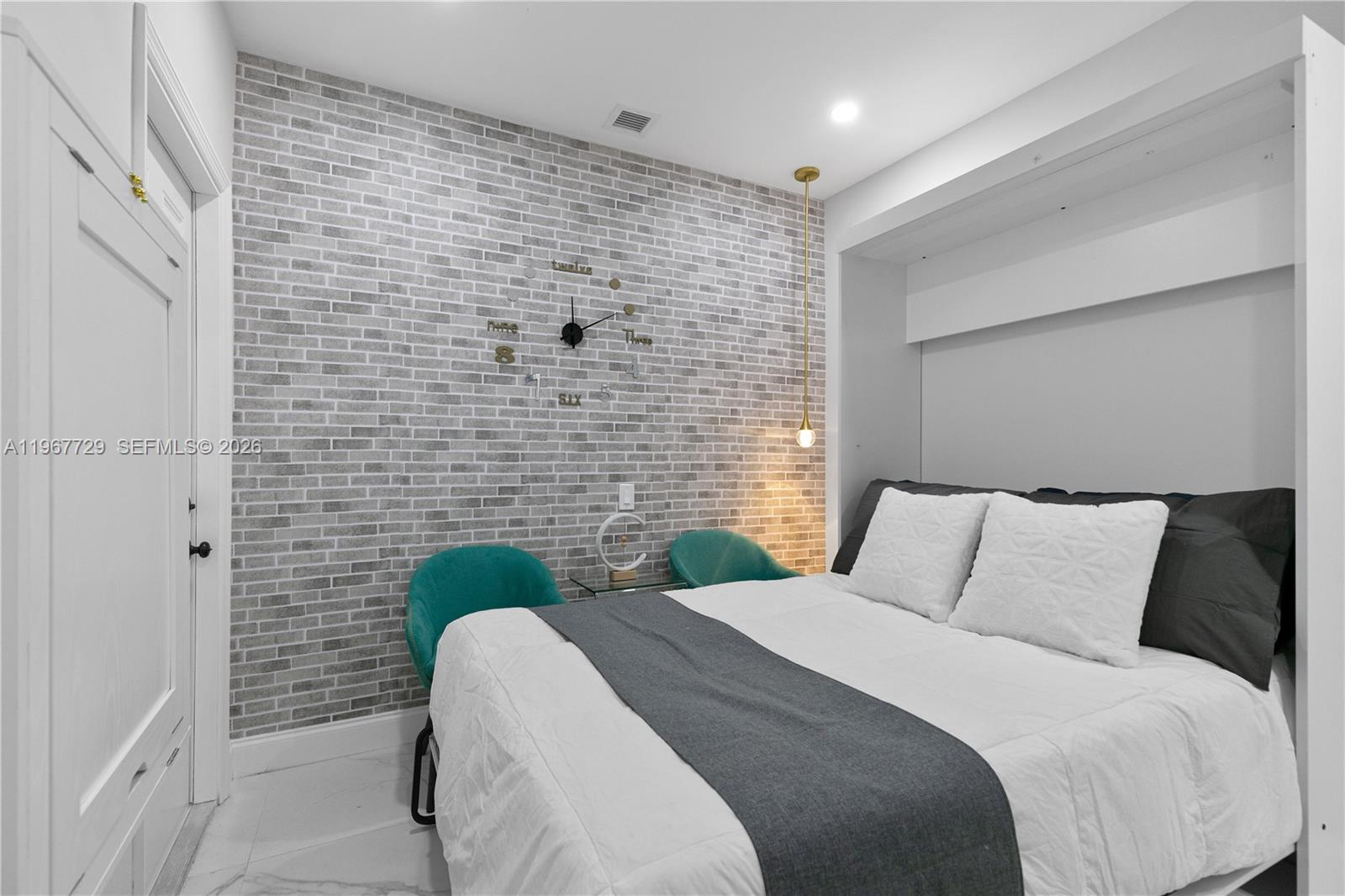   /   кв.футов $ 2026-03-05 0 Фото