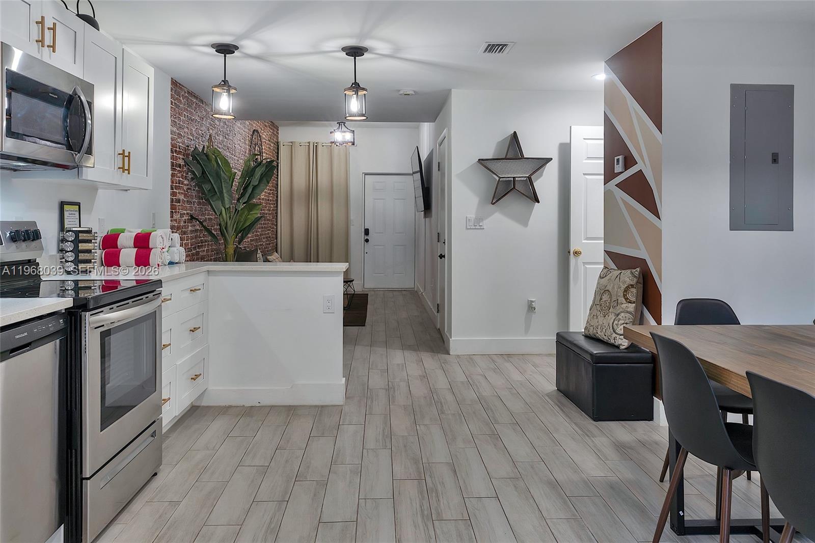   /  5800 кв.футов $ 2026-02-18 0 Фото