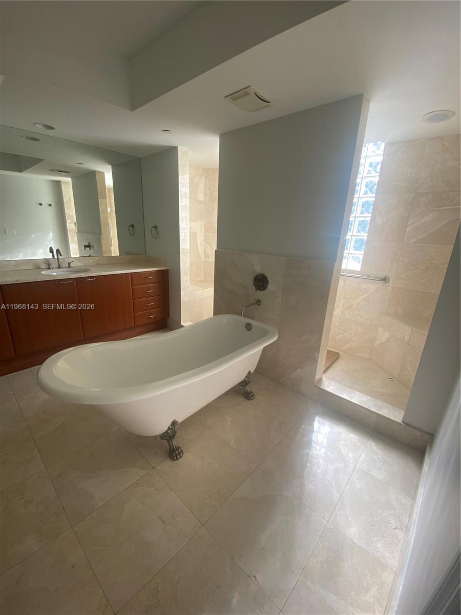 Photo of 3301 183 Street #2209, Aventura, Florida, 33160 - Partial View of Main Bathroom