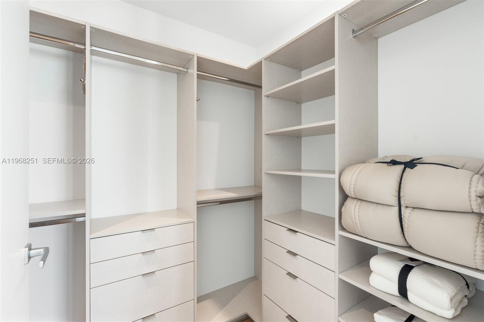 Ver detalles 606 2 / 3 1602 sq. ft. $ 2026-02-19 0 foto