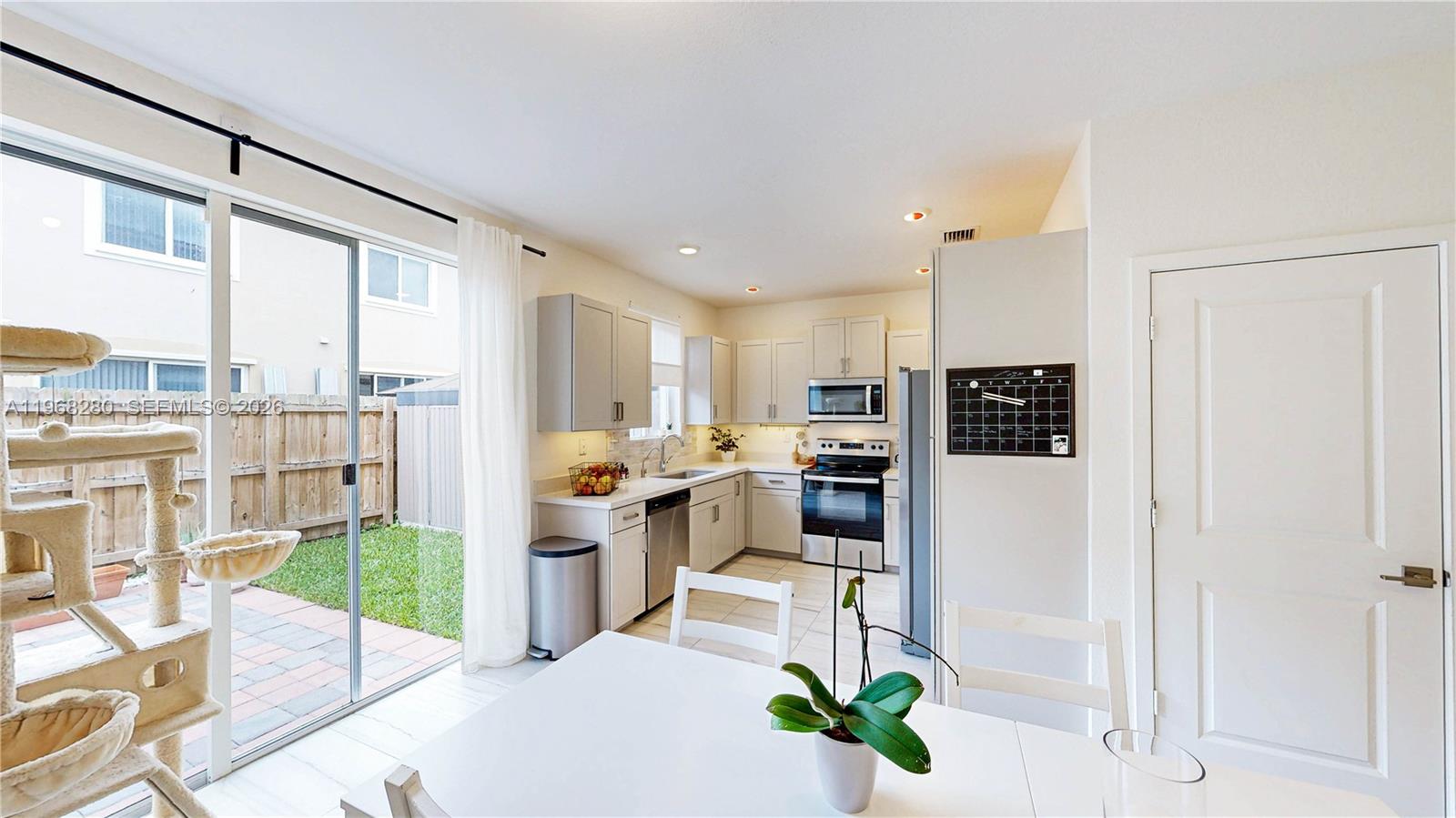 Ver detalles 1040 3 / 3 1302 sq. ft. $ 2026-05-06 0 foto