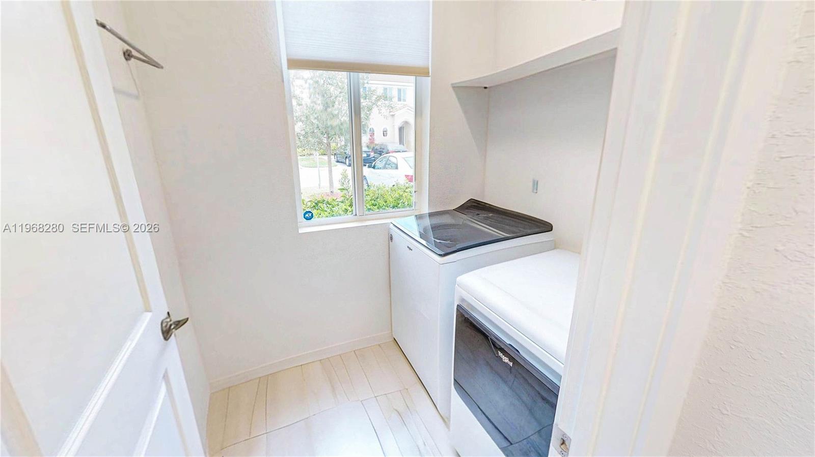 Ver detalles 1040 3 / 3 1302 sq. ft. $ 2026-05-06 0 foto