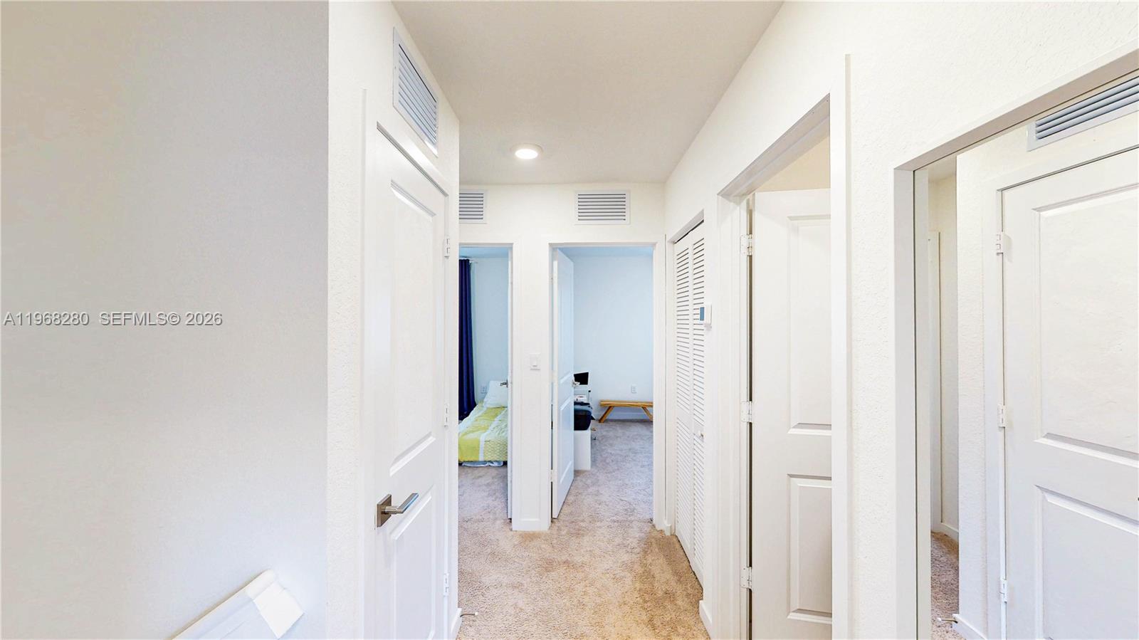 Ver detalles 1040 3 / 3 1302 sq. ft. $ 2026-05-06 0 foto