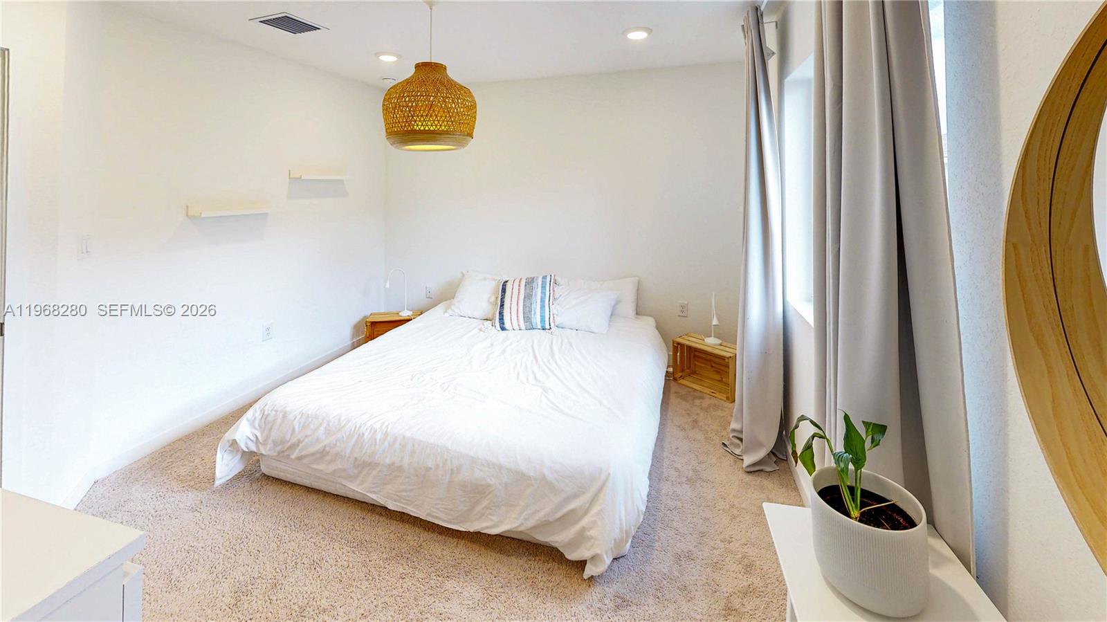Ver detalles 1040 3 / 3 1302 sq. ft. $ 2026-05-06 0 foto