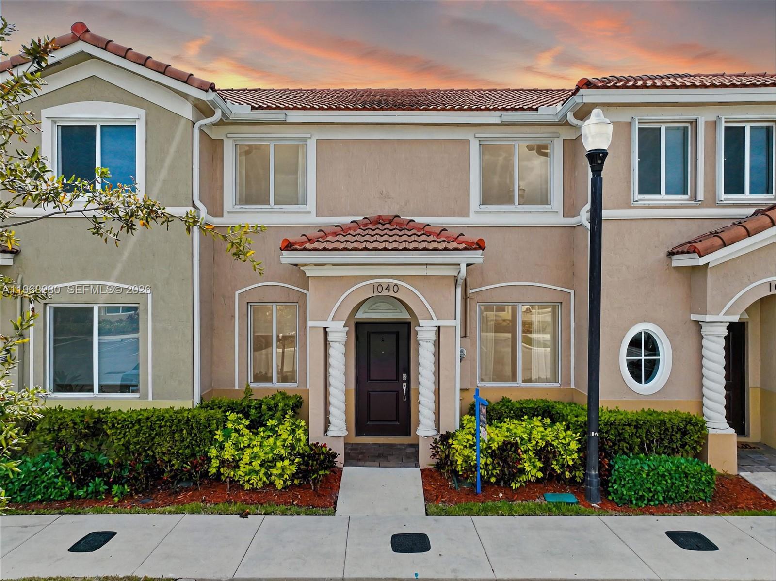 Ver detalles 1040 3 / 3 1302 sq. ft. $ 2026-05-06 0 foto