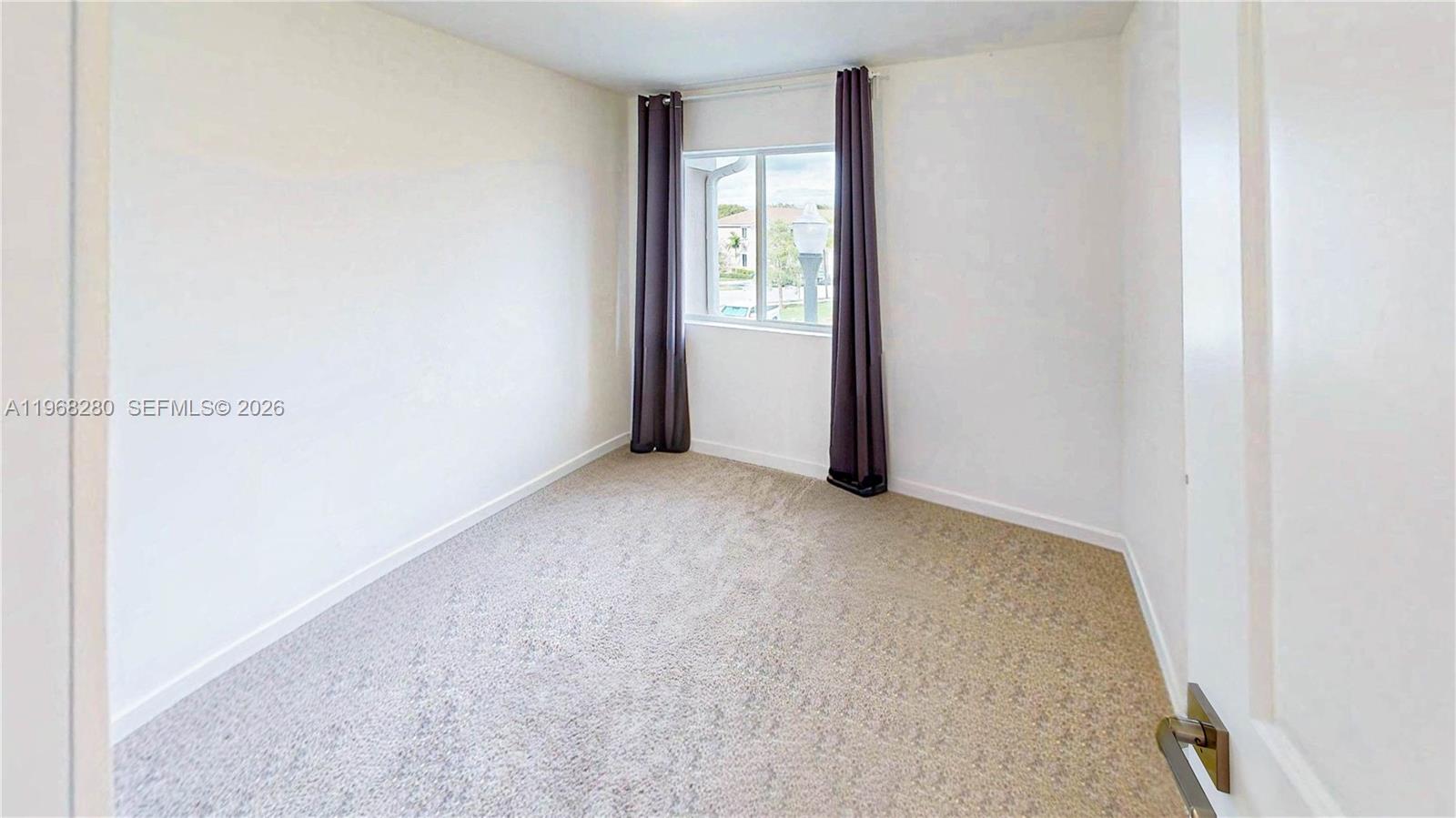 Ver detalles 1040 3 / 3 1302 sq. ft. $ 2026-05-06 0 foto