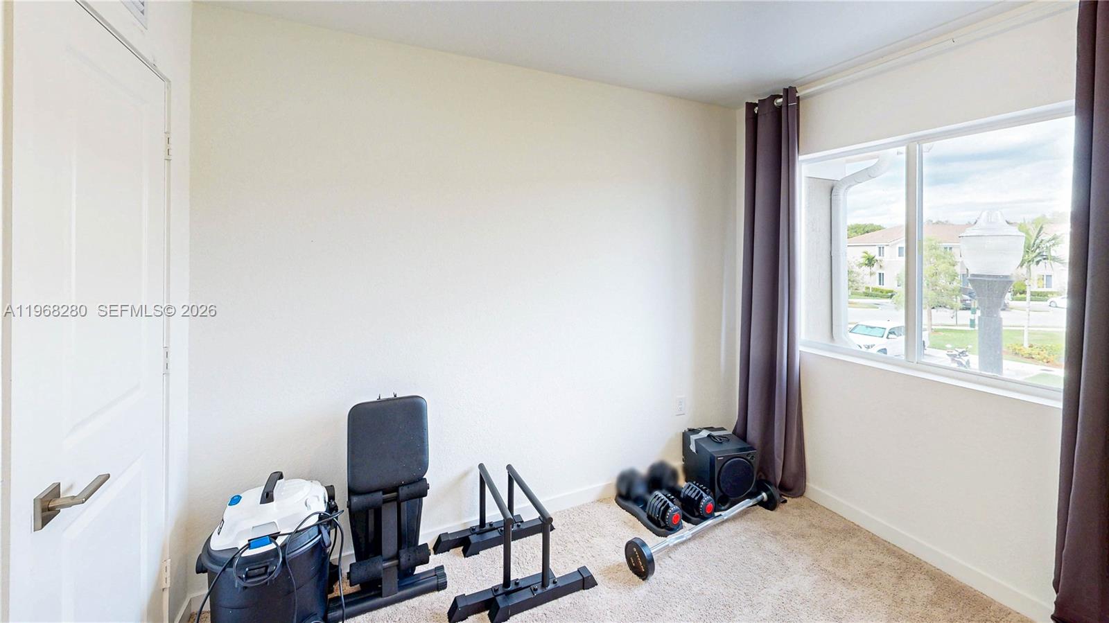 Ver detalles 1040 3 / 3 1302 sq. ft. $ 2026-05-06 0 foto