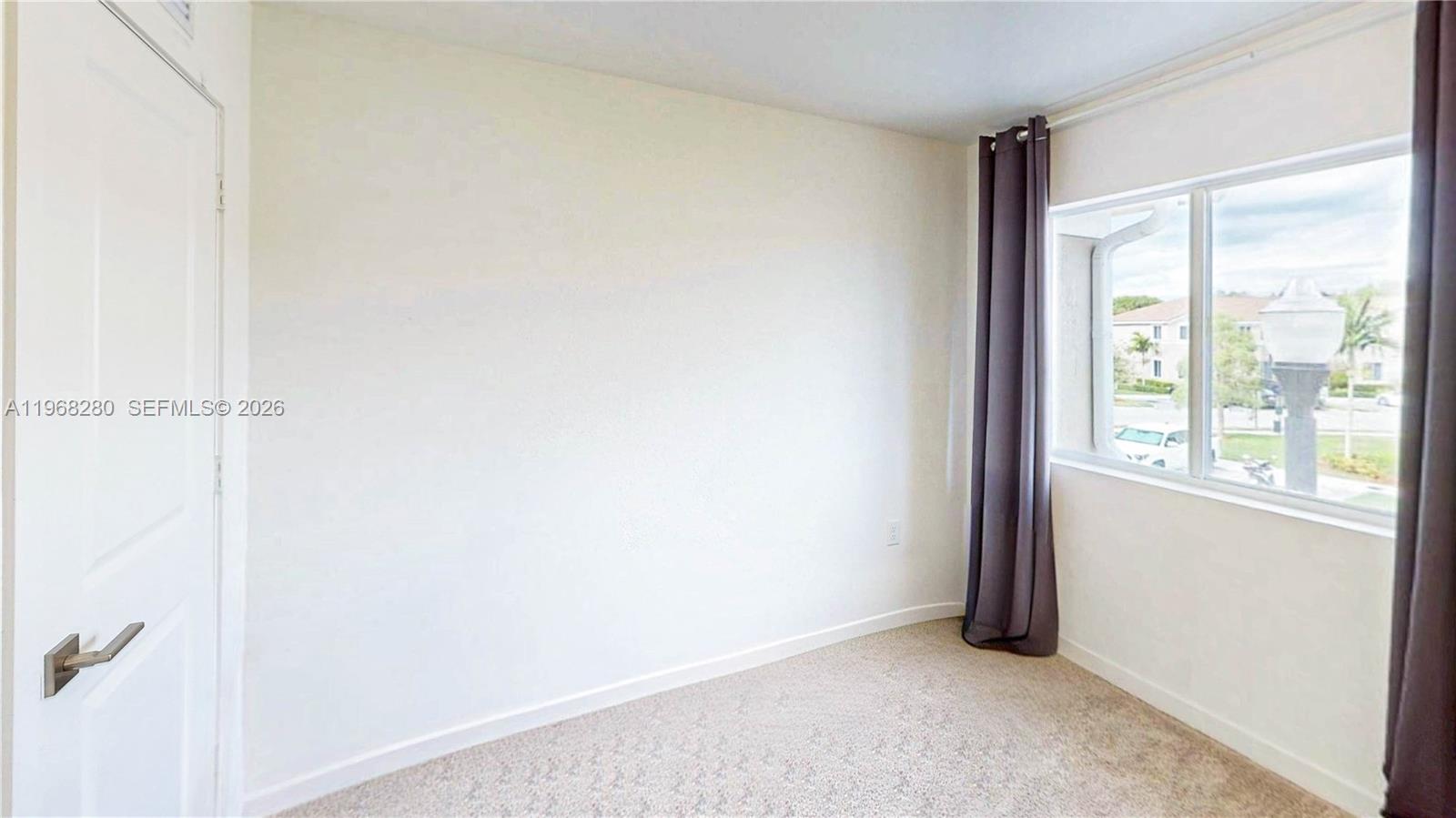 Ver detalles 1040 3 / 3 1302 sq. ft. $ 2026-05-06 0 foto
