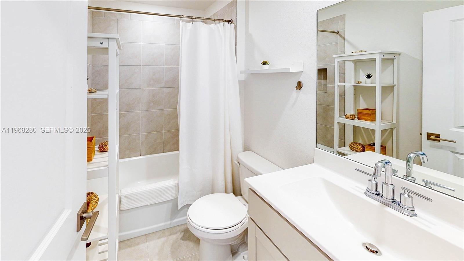 Ver detalles 1040 3 / 3 1302 sq. ft. $ 2026-05-06 0 foto