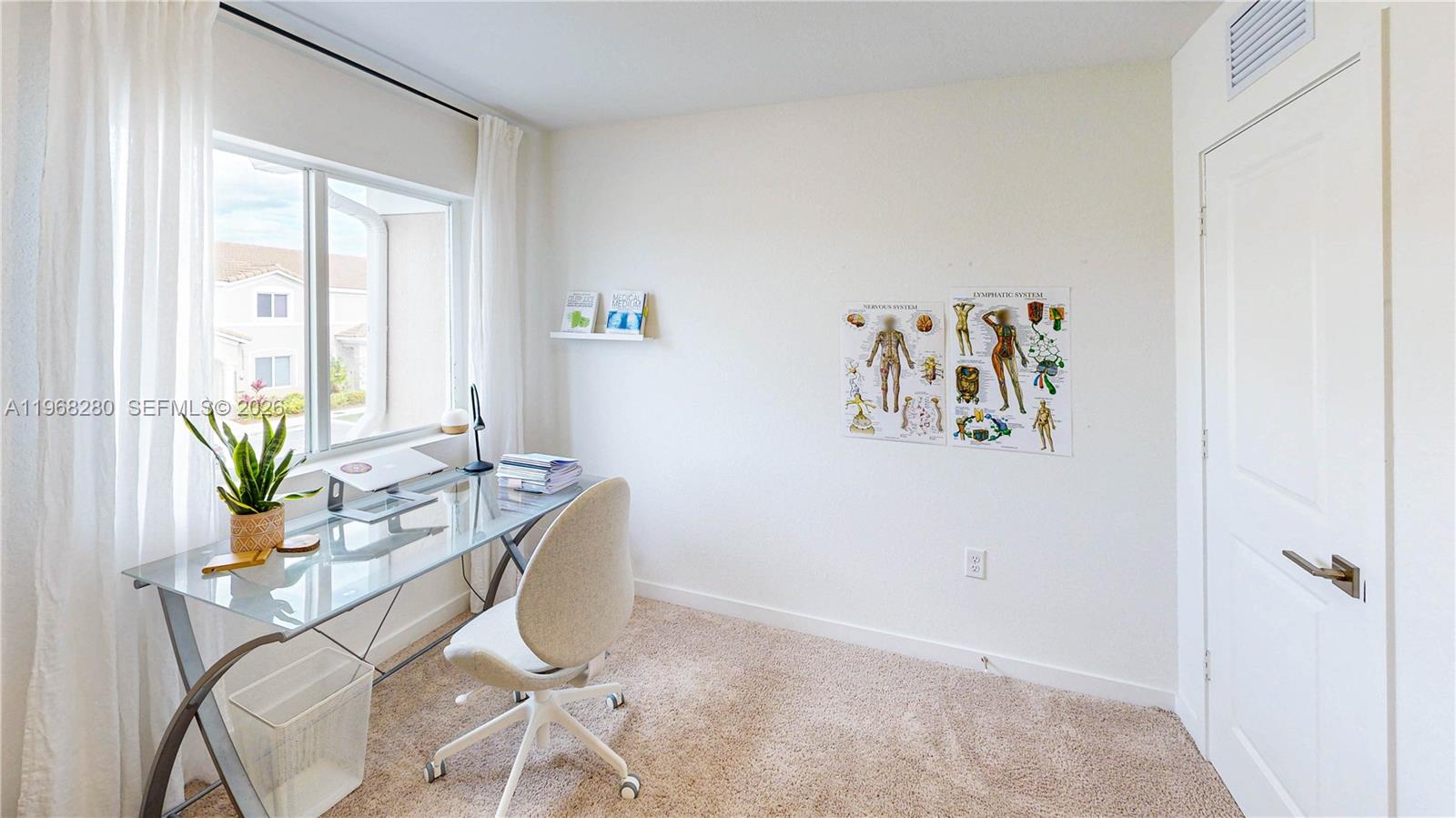 Ver detalles 1040 3 / 3 1302 sq. ft. $ 2026-05-06 0 foto