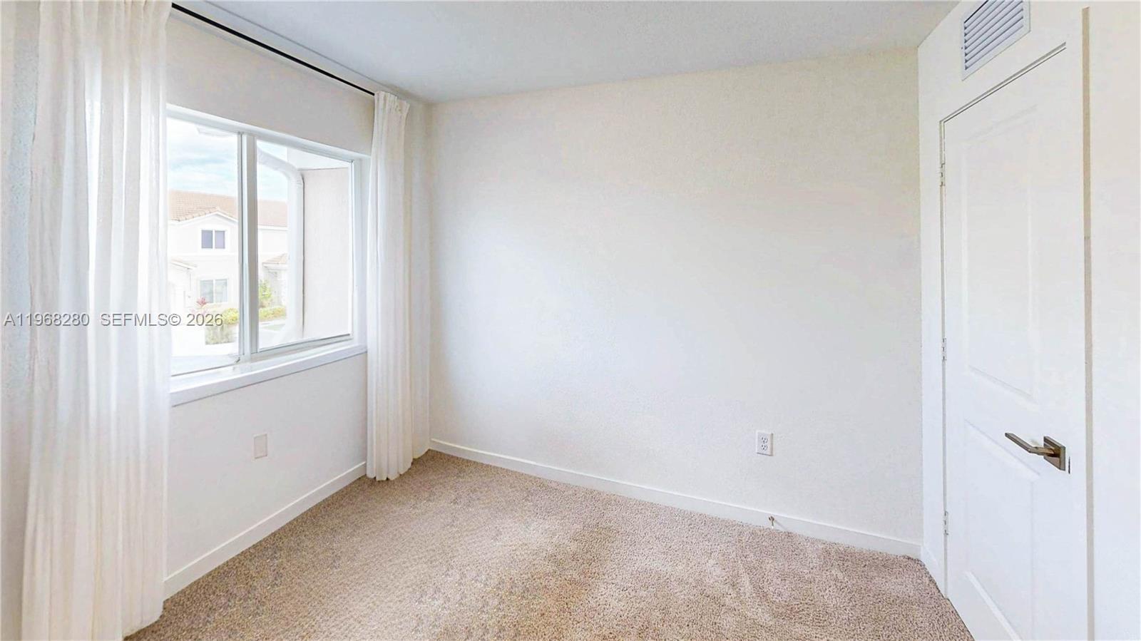 Ver detalles 1040 3 / 3 1302 sq. ft. $ 2026-05-06 0 foto