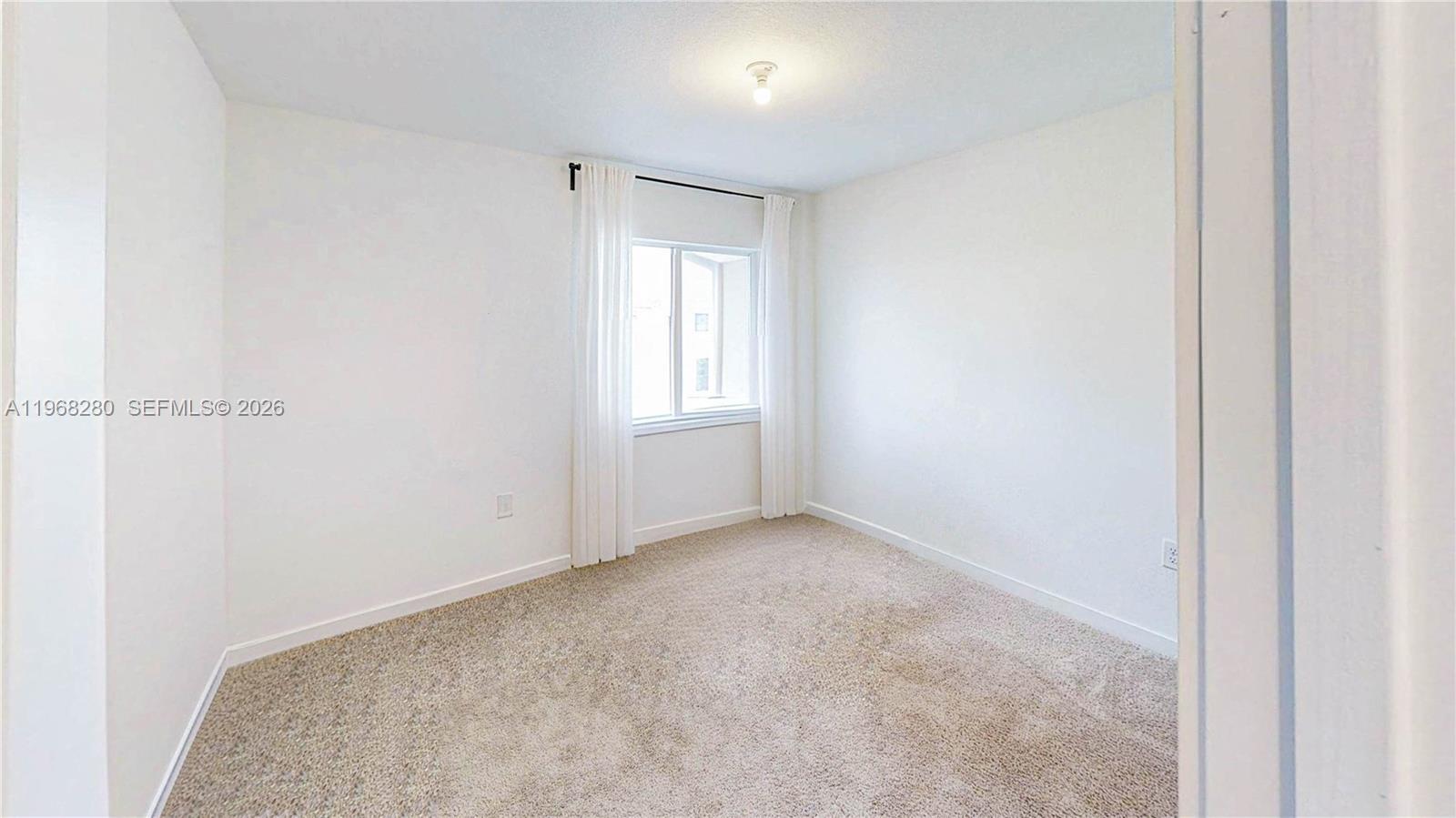 Ver detalles 1040 3 / 3 1302 sq. ft. $ 2026-05-06 0 foto