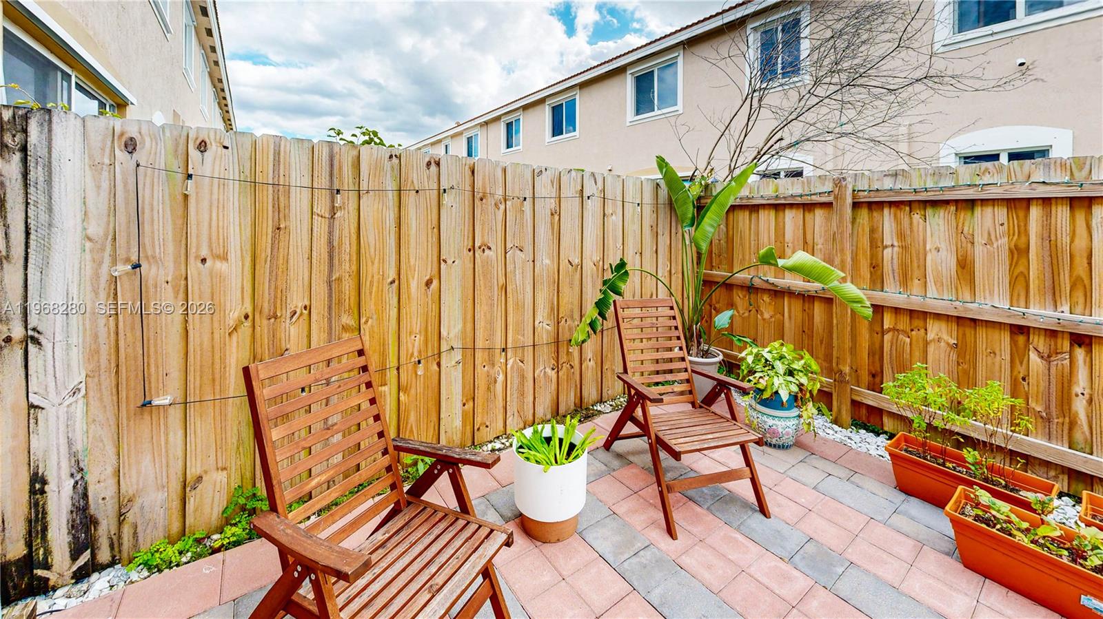 Ver detalles 1040 3 / 3 1302 sq. ft. $ 2026-05-06 0 foto
